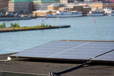 Dairenin çatısındaki güneş panelleri, yenilenebilir yeşil sürdürülebilir enerji konsepti, su soğutma, havadan görüş, Göteborg, İsveç