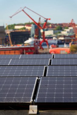 Dairenin çatısındaki güneş panelleri, yenilenebilir yeşil sürdürülebilir enerji konsepti, su soğutma, havadan görüş, Göteborg, İsveç