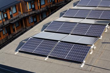 Dairenin çatısındaki güneş panelleri, yenilenebilir yeşil sürdürülebilir enerji konsepti, su soğutma, havadan görüş, Göteborg, İsveç