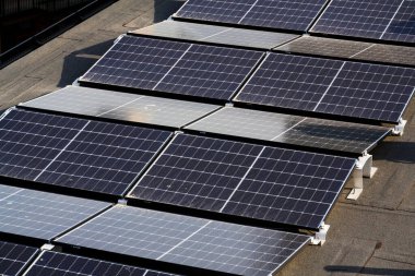 Dairenin çatısındaki güneş panelleri, yenilenebilir yeşil sürdürülebilir enerji konsepti, su soğutma, havadan görüş, Göteborg, İsveç