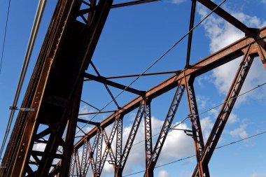Eski Vysehrad demiryolu köprüsü Nusle Vadisi 'ni Smichov, Vyton, Prag, Çek Cumhuriyeti' ne bağlıyor.