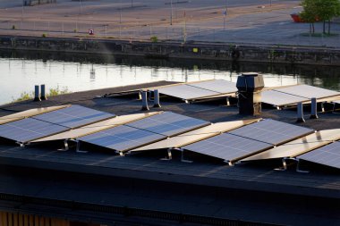 Dairenin çatısındaki güneş panelleri, yenilenebilir yeşil sürdürülebilir enerji konsepti, su soğutma, hava manzarası