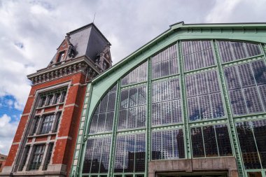 Belçika 'nın Brüksel kentindeki Tur ve Taksi sahasındaki Gare Denizcilik eski tren istasyonu cephesinde güneş panelleri pencerelere entegre edildi