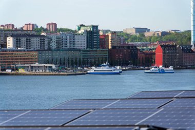 Göteborg şehri, 13 Mayıs 2025 'te İsveç' in Göteborg şehrinde güneşli bir günde kıyı şeridi ile ufuk çizgisi oluşturdu..