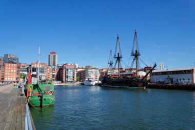 Dünyanın en büyük okyanusu tahtadan yelkenli gemi, tarihi İsveçli Hintli Hintli Gotheborg 'un kopyası 12 Mayıs 2025' te İsveç 'in Göteborg kentinde Eriksberg limanına yanaştı..