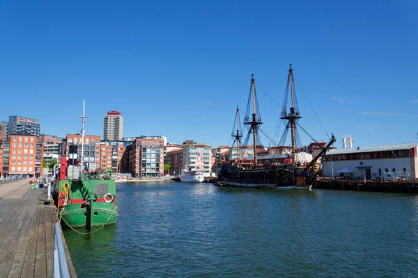 Dünyanın en büyük okyanusu tahtadan yelkenli gemi, tarihi İsveçli Hintli Hintli Gotheborg 'un kopyası 12 Mayıs 2025' te İsveç 'in Göteborg kentinde Eriksberg limanına yanaştı..