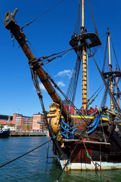 Dünyanın en büyük okyanusu tahtadan yelkenli gemi, tarihi İsveçli Hintli Hintli Gotheborg 'un kopyası 12 Mayıs 2025' te İsveç 'in Göteborg kentinde Eriksberg limanına yanaştı..