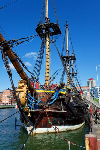 Dünyanın en büyük okyanusu tahtadan yelkenli gemi, tarihi İsveçli Hintli Hintli Gotheborg 'un kopyası 12 Mayıs 2025' te İsveç 'in Göteborg kentinde Eriksberg limanına yanaştı..