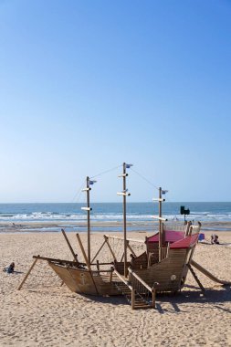 Çocuklu ebeveynler, 23 Mayıs 2025 'te De Haan, Belçika' da güneşli bir yaz gününde Batı Flanders 'taki sahil köyünde tekne şeklinde oyun parkında..