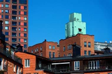 Eriksberg bölgesindeki evler, Alvsborg köprüsü yakınlarındaki eski tersane Hisingen adası, Göteborg, İsveç 'te güneşli bir gün.