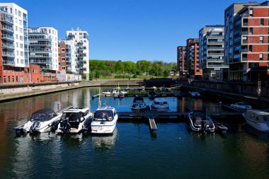 Eriksberg 'deki evler, 12 Mayıs 2025' te İsveç 'in Göteborg şehrinde Hisingen Adası' ndaki Alvsborg köprüsü yakınlarındaki eski tersane..