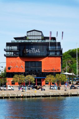 Eriksberg 'deki evler, 13 Mayıs 2025' te İsveç 'in Göteborg şehrinde Hisingen Adası' ndaki Alvsborg köprüsü yakınlarındaki eski tersane..