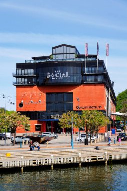 Eriksberg 'deki evler, 13 Mayıs 2025' te İsveç 'in Göteborg şehrinde Hisingen Adası' ndaki Alvsborg köprüsü yakınlarındaki eski tersane..