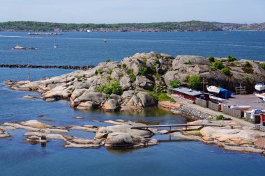 Alvsborgsfjorden kıyısındaki Saltholmen yarımadasında gemi limanı, takımada gemileri için liman, Alvsborg bölgesi, güneşli gün, Göteborg, İsveç