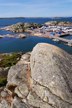 Alvsborgsfjorden kıyısındaki Saltholmen yarımadasında gemi limanı, takımada gemileri için liman, Alvsborg bölgesi, güneşli gün, Göteborg, İsveç