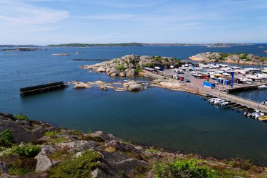 Alvsborgsfjorden kıyısındaki Saltholmen yarımadasında gemi limanı, takımada gemileri için liman, Alvsborg bölgesi, güneşli gün, Göteborg, İsveç