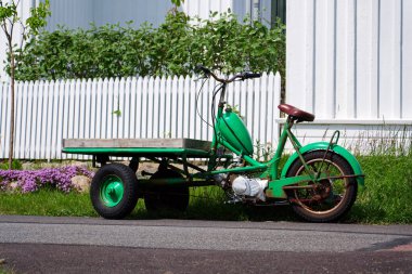 Göteborg takımadalarındaki sahil köyü, Vrango, İsveç 'teki arabasız Vrango adasının caddesine park etmiş bir motosikletli.