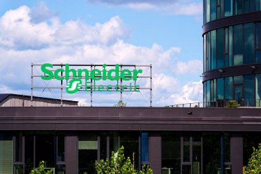 Schneider Electric otomasyon ve enerji yönetimi şirketinin logosu 29 Mayıs 2025 'te Prag, Çek Cumhuriyeti' nde.