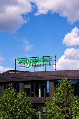 Schneider Electric otomasyon ve enerji yönetimi şirketinin logosu 29 Mayıs 2025 'te Prag, Çek Cumhuriyeti' nde.