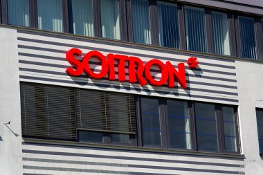 29 Nisan 2025 'te Çek Cumhuriyeti Prag' daki genel merkez binasının Soitron bilişim şirketi logosu.