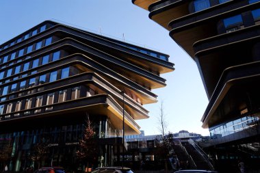 Masarycka MSD Masaryk İstasyon Geliştirme Ofisi ve Zaha Hadid Mimarlar tarafından 19 Kasım 2025 'te Çek Cumhuriyeti Prag' da altın cepheli perakende binası.