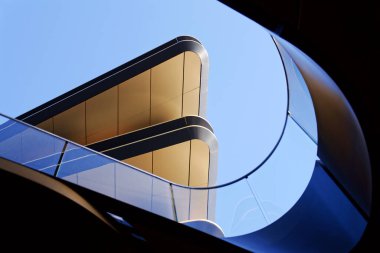 Masarycka MSD Masaryk İstasyon Geliştirme Ofisi ve Zaha Hadid Mimarlar tarafından 19 Kasım 2025 'te Çek Cumhuriyeti Prag' da altın cepheli perakende binası.