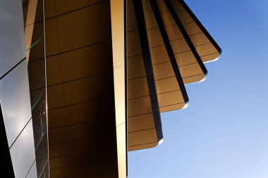 Masarycka MSD Masaryk İstasyon Geliştirme Ofisi ve Zaha Hadid Mimarlar tarafından 19 Kasım 2025 'te Çek Cumhuriyeti Prag' da altın cepheli perakende binası.