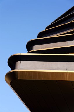 Masarycka MSD Masaryk İstasyon Geliştirme Ofisi ve Zaha Hadid Mimarlar tarafından 19 Kasım 2025 'te Çek Cumhuriyeti Prag' da altın cepheli perakende binası.