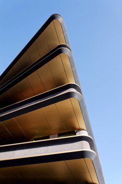 Masarycka MSD Masaryk İstasyon Geliştirme Ofisi ve Zaha Hadid Mimarlar tarafından 19 Kasım 2025 'te Çek Cumhuriyeti Prag' da altın cepheli perakende binası.