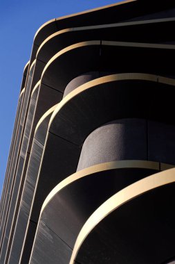 Masarycka MSD Masaryk İstasyon Geliştirme Ofisi ve Zaha Hadid Mimarlar tarafından 19 Kasım 2025 'te Çek Cumhuriyeti Prag' da altın cepheli perakende binası.