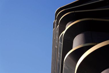 Masarycka MSD Masaryk İstasyon Geliştirme Ofisi ve Zaha Hadid Mimarlar tarafından 19 Kasım 2025 'te Çek Cumhuriyeti Prag' da altın cepheli perakende binası.