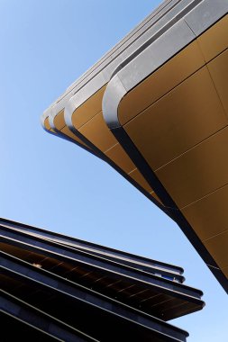 Masarycka MSD Masaryk İstasyon Geliştirme Ofisi ve Zaha Hadid Mimarlar tarafından 19 Kasım 2025 'te Çek Cumhuriyeti Prag' da altın cepheli perakende binası.