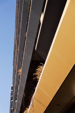 Masarycka MSD Masaryk İstasyon Geliştirme Ofisi ve Zaha Hadid Mimarlar tarafından 19 Kasım 2025 'te Çek Cumhuriyeti Prag' da altın cepheli perakende binası.