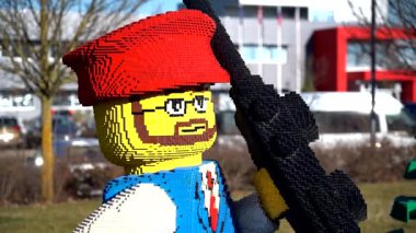 18 Mart 2025, Kladno, Çek Cumhuriyeti 'nde, güneşli bir günde, üretim fabrikasının önündeki büyük LEGO heykellerinin gerçek zamanlı videosu.