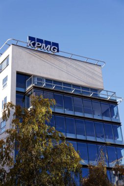 Profesyonel hizmet şirketi KPMG, 19 Kasım 2025 tarihinde Prag, Çek Cumhuriyeti 'ndeki genel merkez binasının logosu.