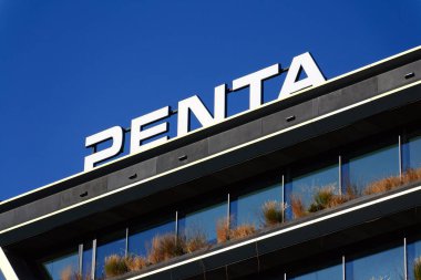 Masarycka ofisindeki Penta Yatırım Şirketi logosu ve 19 Kasım 2025 tarihinde Çek Cumhuriyeti 'nin Prag kentinde Zaha Hadid Mimarlar tarafından perakende binası.