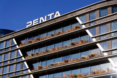 Masarycka ofisindeki Penta Yatırım Şirketi logosu ve 19 Kasım 2025 tarihinde Çek Cumhuriyeti 'nin Prag kentinde Zaha Hadid Mimarlar tarafından perakende binası.