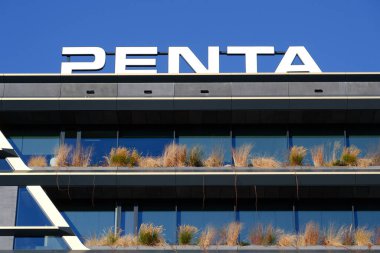 Masarycka ofisindeki Penta Yatırım Şirketi logosu ve 19 Kasım 2025 tarihinde Çek Cumhuriyeti 'nin Prag kentinde Zaha Hadid Mimarlar tarafından perakende binası.