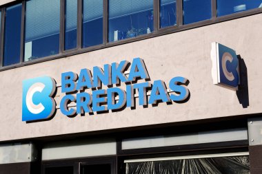 Banka Creditas bankacılık şirketi logosu 19 Kasım 2025 tarihinde Prag, Çek Cumhuriyeti 'nde genel merkez binasında.