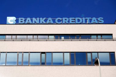 Banka Creditas bankacılık şirketi logosu 19 Kasım 2025 tarihinde Prag, Çek Cumhuriyeti 'nde genel merkez binasında.