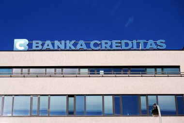 Banka Creditas bankacılık şirketi logosu 19 Kasım 2025 tarihinde Prag, Çek Cumhuriyeti 'nde genel merkez binasında.