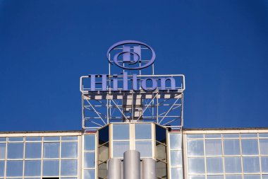 Hilton otelleri ve tatil beldeleri, 19 Kasım 2025 'te Çek Cumhuriyeti' nin Prag kentindeki Hilton Prag otelinin logosu..