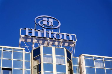 Hilton otelleri ve tatil beldeleri, 19 Kasım 2025 'te Çek Cumhuriyeti' nin Prag kentindeki Hilton Prag otelinin logosu..