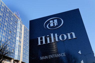 Hilton otelleri ve tatil beldeleri, 19 Kasım 2025 'te Çek Cumhuriyeti' nin Prag kentindeki Hilton Prag otelinin logosu..