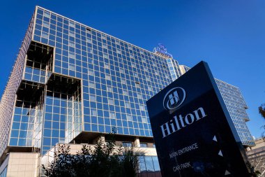 Hilton otelleri ve tatil beldeleri, 19 Kasım 2025 'te Çek Cumhuriyeti' nin Prag kentindeki Hilton Prag otelinin logosu..