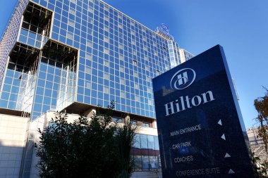 Hilton otelleri ve tatil beldeleri, 19 Kasım 2025 'te Çek Cumhuriyeti' nin Prag kentindeki Hilton Prag otelinin logosu..