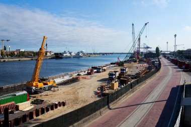 13 Temmuz 2025 tarihinde Portekiz, Matoshinos 'taki Yilport Terminal Contentores de Leixoes' da gemi ve vinçler.