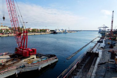 13 Temmuz 2025 tarihinde Portekiz, Matoshinos 'taki Yilport Terminal Contentores de Leixoes' da gemi ve vinçler.
