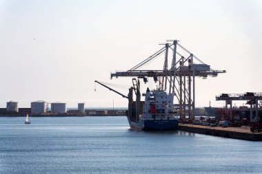 13 Temmuz 2025 tarihinde Portekiz, Matoshinos 'taki Yilport Terminal Contentores de Leixoes' da gemi ve vinçler.