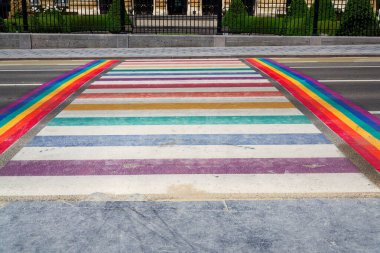 Parc de Bruxelles 'i Brüksel Parlamentosu Temsilciler Meclisi' ne bağlayan gökkuşağı boyalı yaya geçidi, çeşitliliği ve gururu simgeleyen canlı renkler 